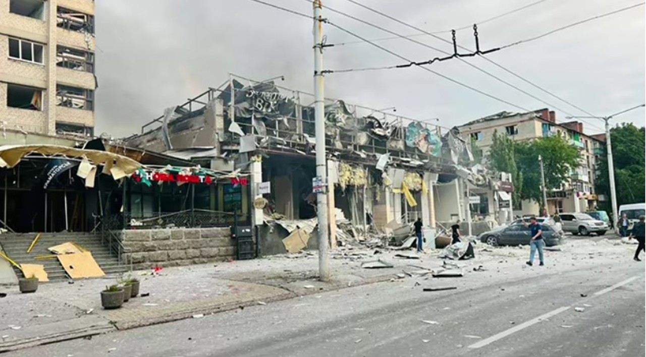 Российская ракета попала в город Краматорск после того, как США объявили о новом пакете военной помощи для Украины