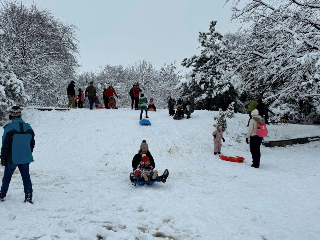 APEL către părinți: sania, gheața și zonele cu trafic pot deveni pericole pentru copii iarna
