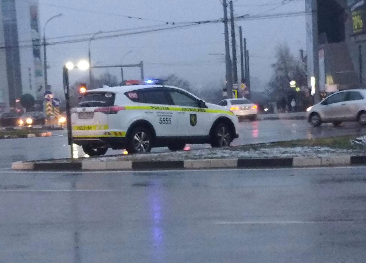 Se circulă în condiții de ploaie în țară: Recomandări către șoferi