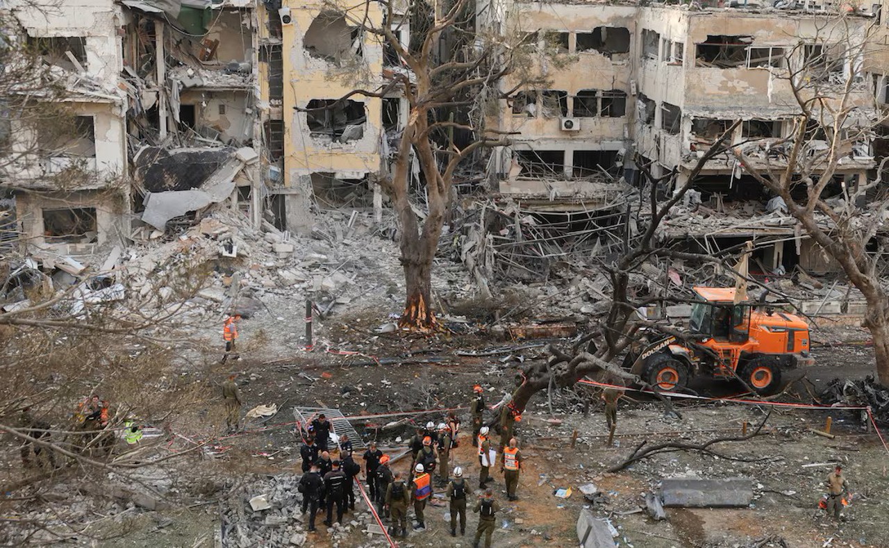 Tel Aviv și Haifa, lovite în zori de rachetele Iranului: locuințe distruse, incendii și zeci de răniți