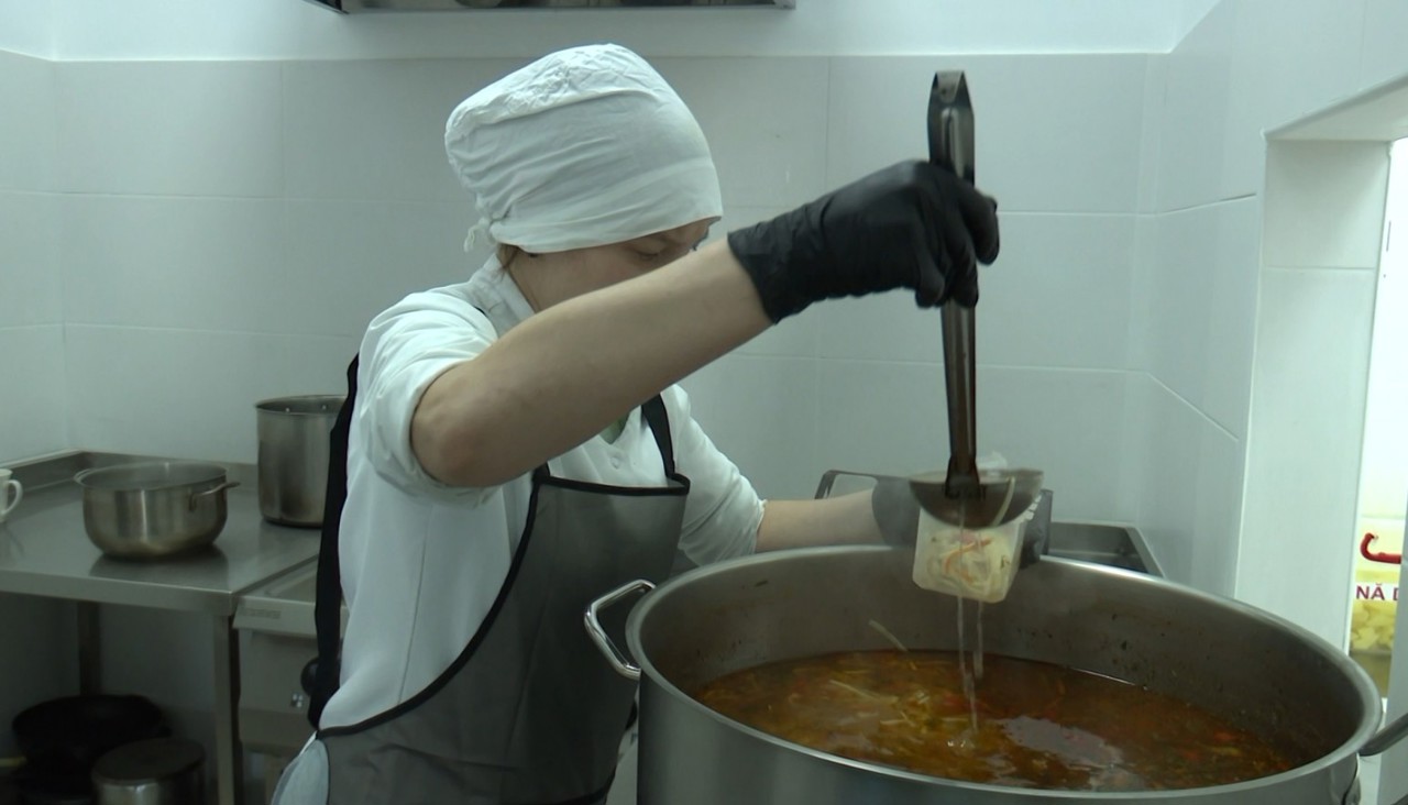 Zeci de prânzuri calde, pregătite zilnic de persoane cu dizabilități pentru bătrânii din Răzeni și Cigârleni: „Îi așteptăm, ne uităm la ceas să vină”