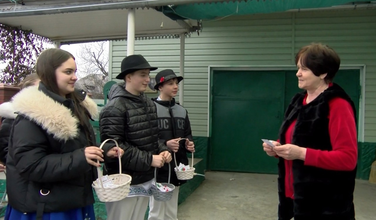 Tradiția de a purta mărțișoare nu se pierde în nordul țării, datorită copiilor din Volovița: „Vrem să bucurăm oamenii” 