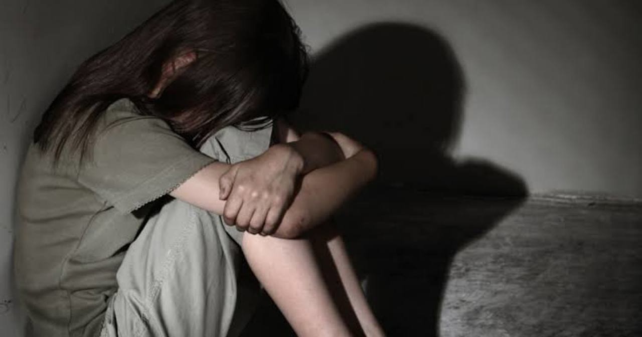 Bărbat condamnat la nouă ani de închisoare pentru acțiuni cu caracter intim asupra fiicei minore a concubinei sale 