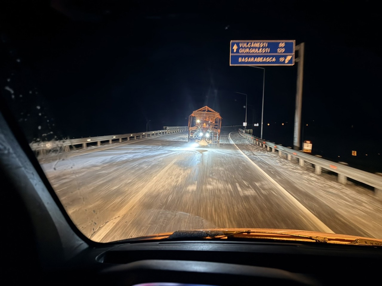 Atenție, șoferi! Polei și ghețuș pe mai multe drumuri din R. Moldova