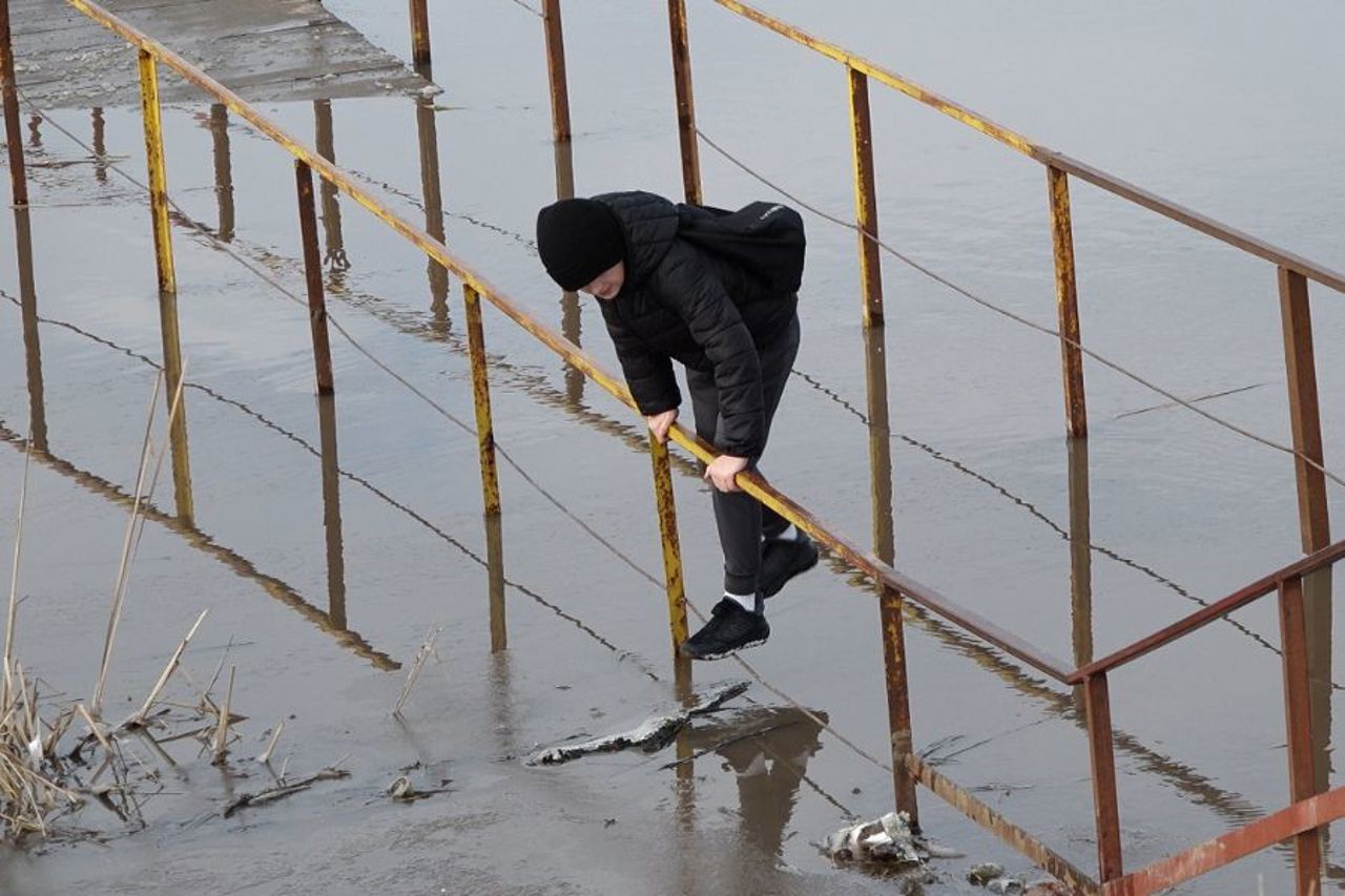 Traversare cu risc pe un pod inundat din Bălți. Poliția a închis accesul