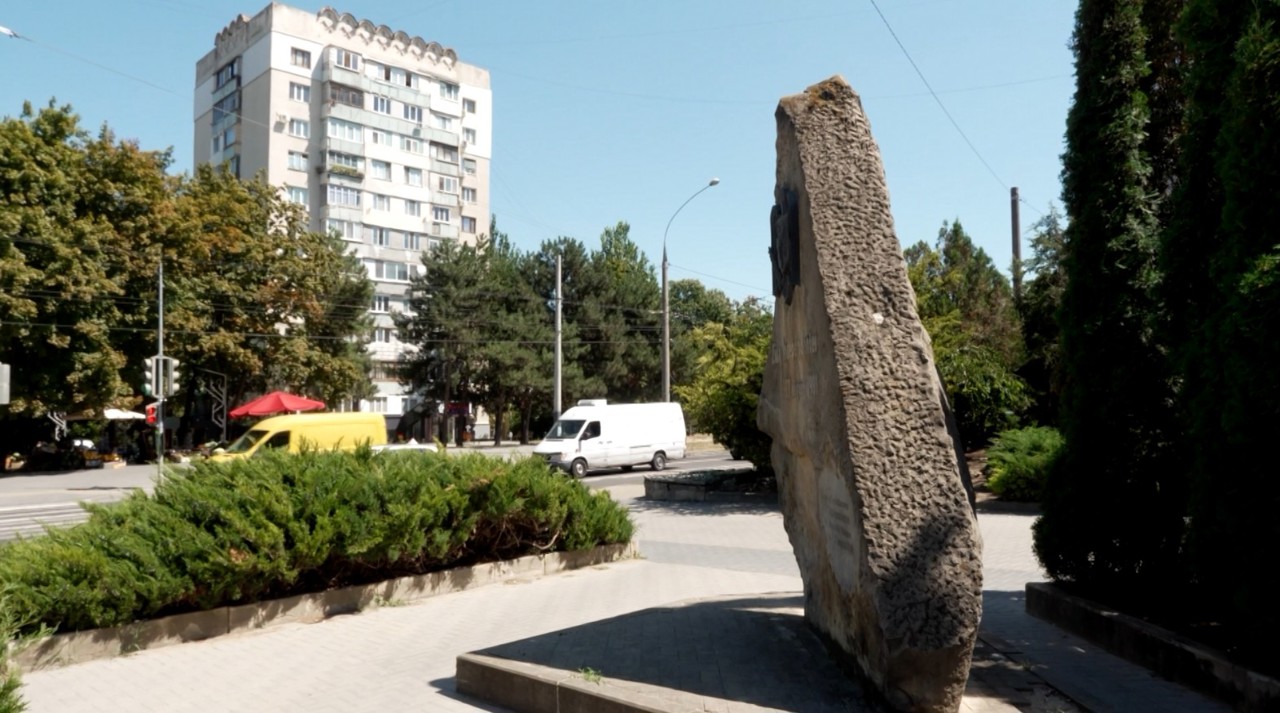 „Nu pot să zic că trăiesc mai bine pe Independenței decât cineva de pe Dacia sau Trandafirilor”: Ce s-a schimbat pe str. Independenței din Chișinău în ultimii 35 de ani