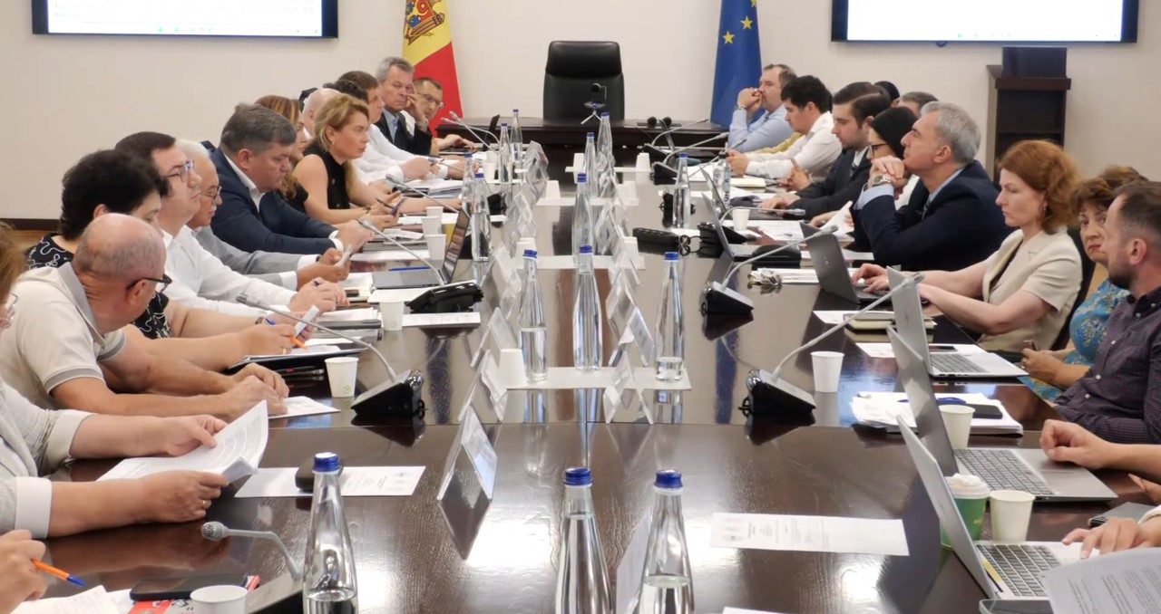 Modificarea Codului Muncii aprinde spiritele: Sindicatele se opun reducerii termenului de avizare a concedierilor 