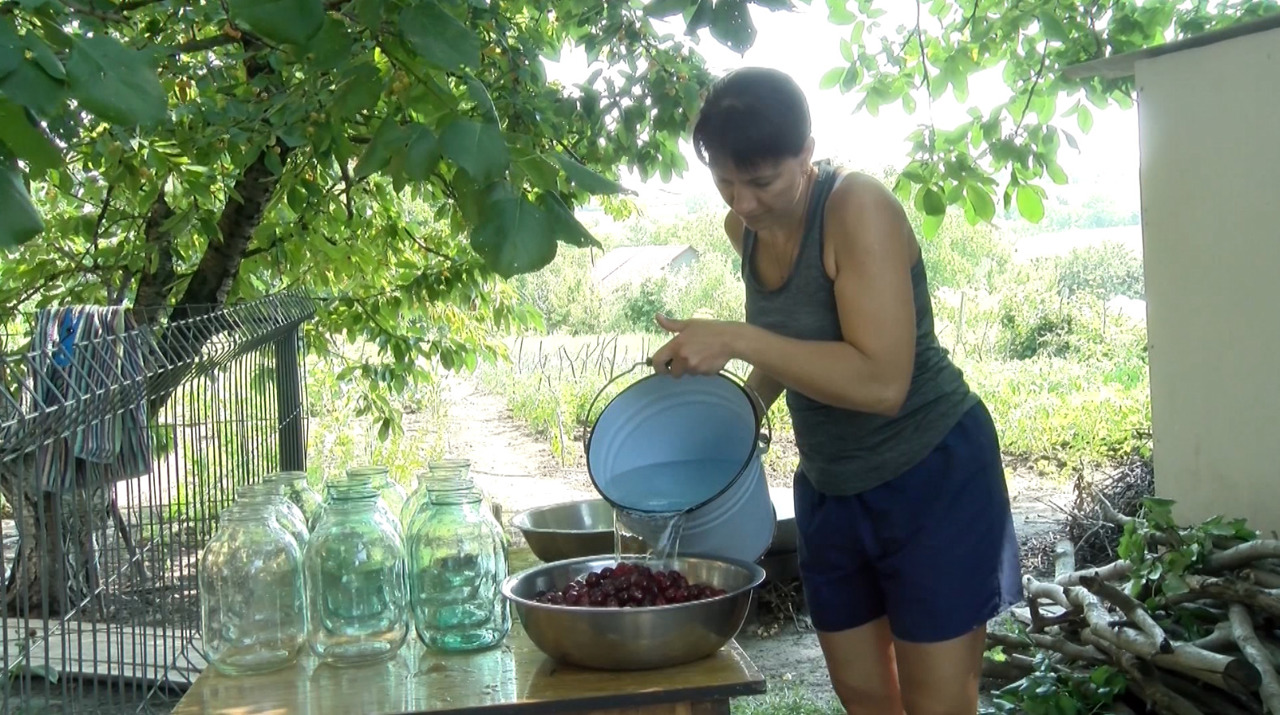 Tradiția conservelor continuă la sate, dar devine un lux pentru multe familii din orașe
