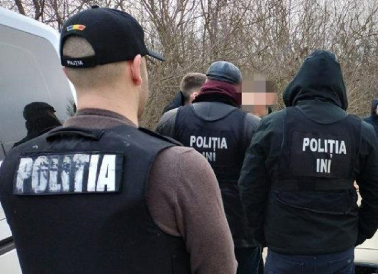 Percheziții și rețineri în România și Republica Moldova într-o fraudă cu criptomonedă. Patru persoane, reținute