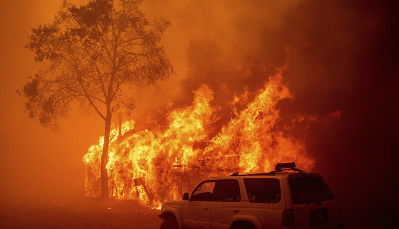 Лесной пожар в Калифорнии: тысячи жителей покинули свои дома