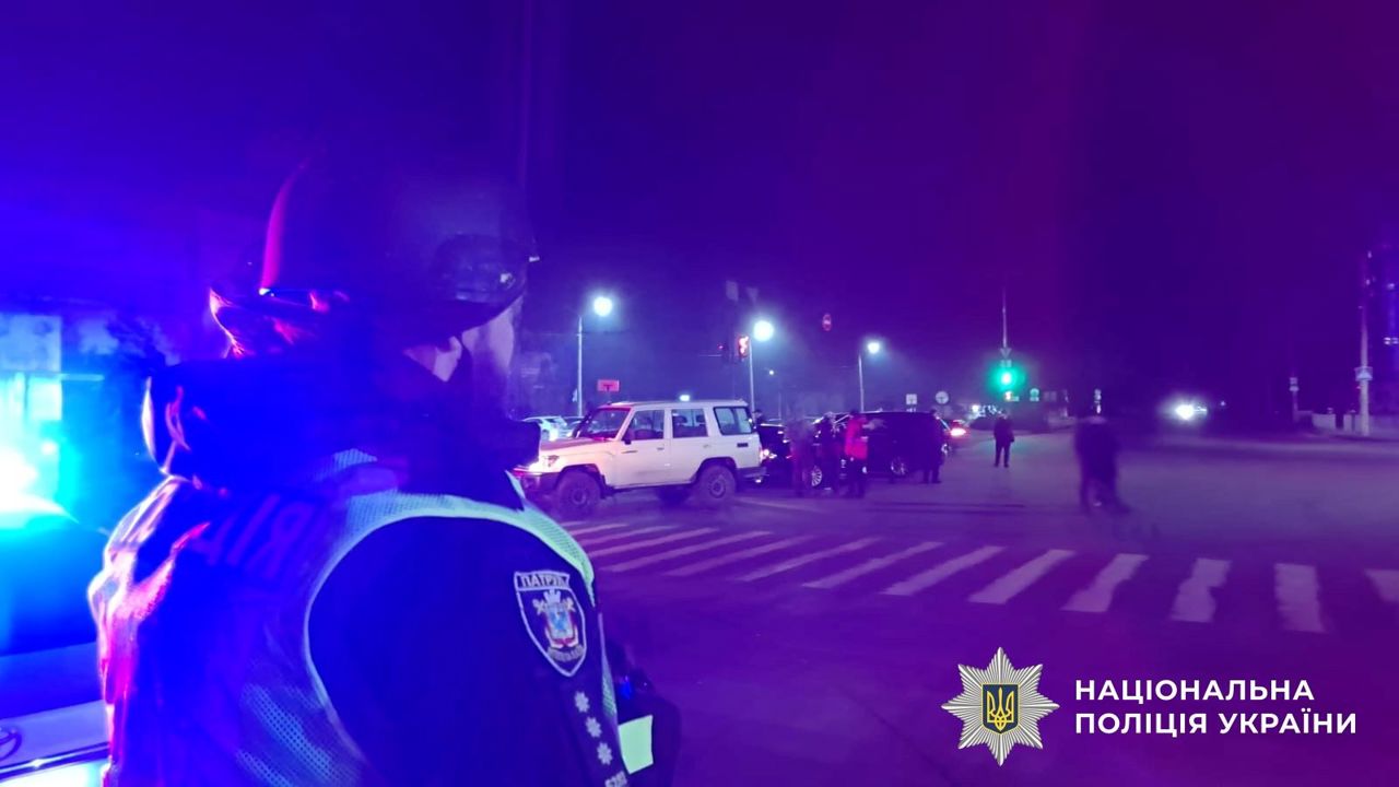 Poliția Ucrainei, din nou ținta atacurilor: drone, explozii și polițiști mutilați în Herson și Nikolaev