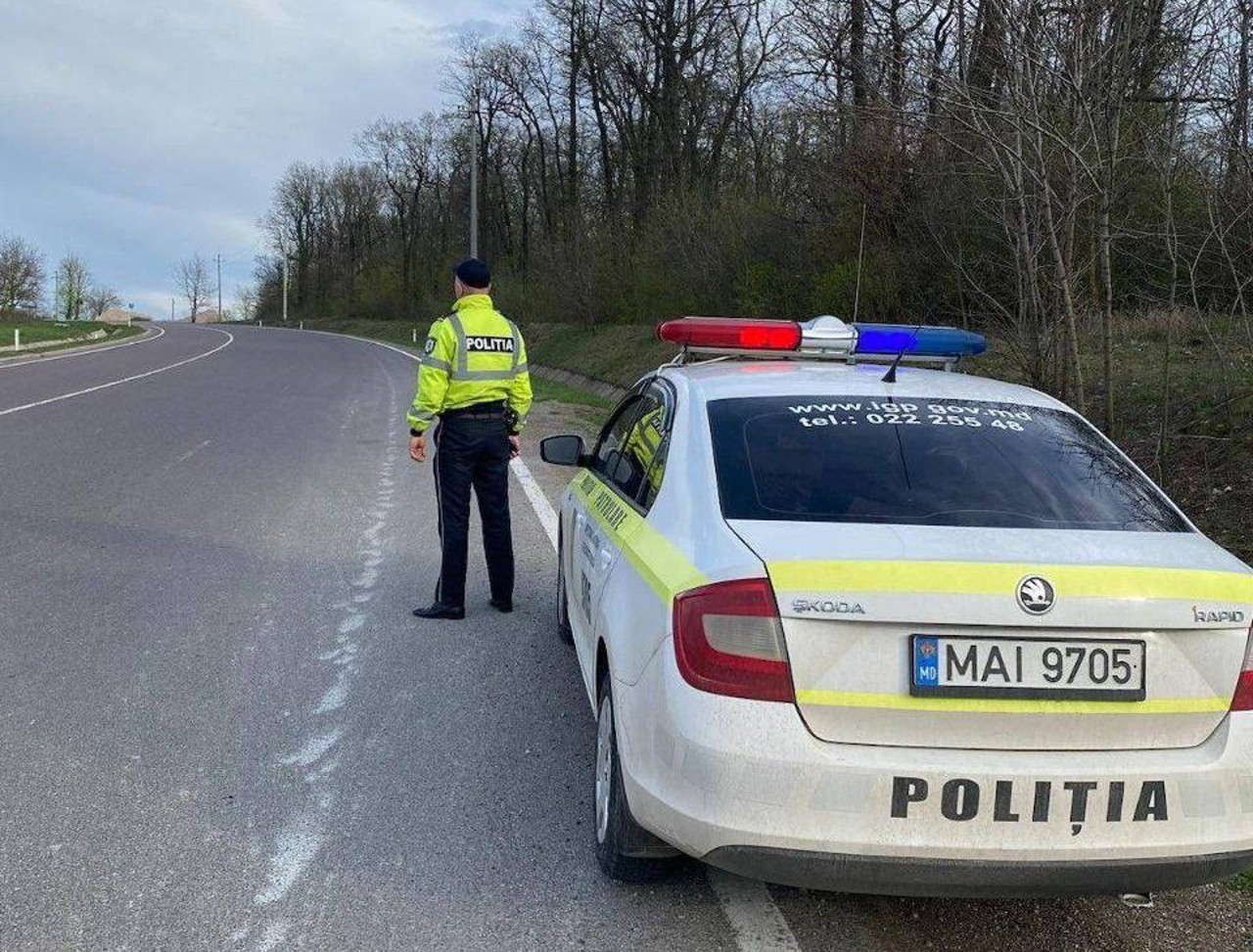 Sute de șoferi, trași pe dreapta de poliție: Conduceau cu viteză excesivă pe ploaie și ceață