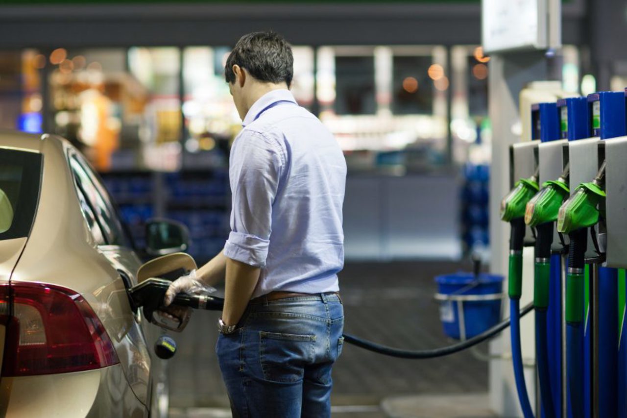 Prețurile la carburanți scad după reducerea cotațiilor internaționale. Cât vor costa benzina și motorina în weekend