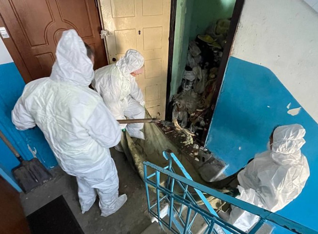 Coșmar pentru niște locuitori din capitală: un apartament, transformat în gunoiște