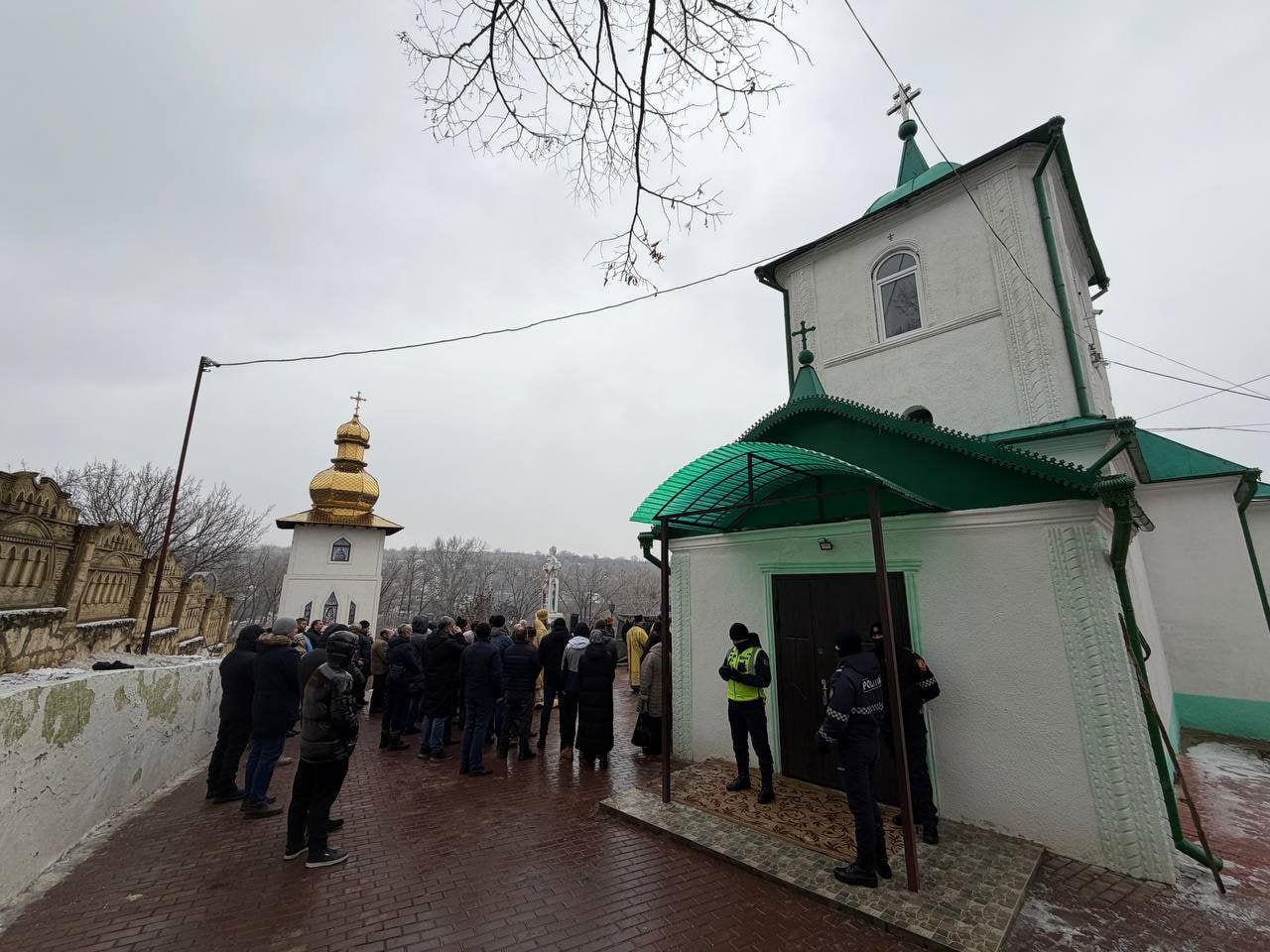 Conflictul dintre cele două mitropolii escaladează: intervenția Poliției, contestată de susținători