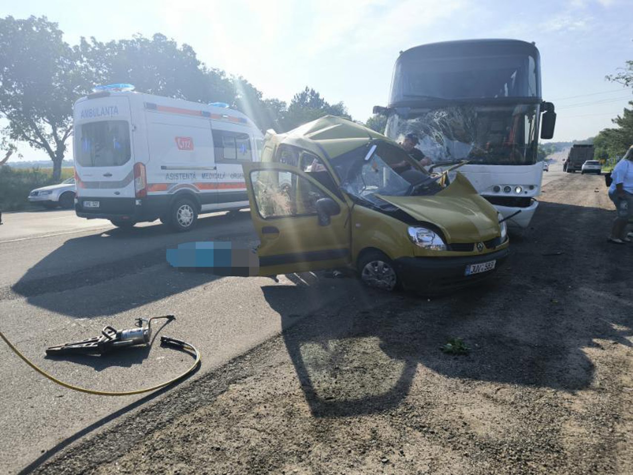 Tragedie în raionul Râșcani: autocar Chișinău – Kiev, plin cu pasageri, implicat într-un accident mortal