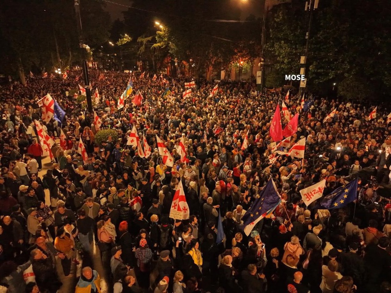 Mii de georgieni au defilat la Tbilisi pentru a sărbători independența și a susține integrarea în UE, în ciuda tensiunilor politice interne