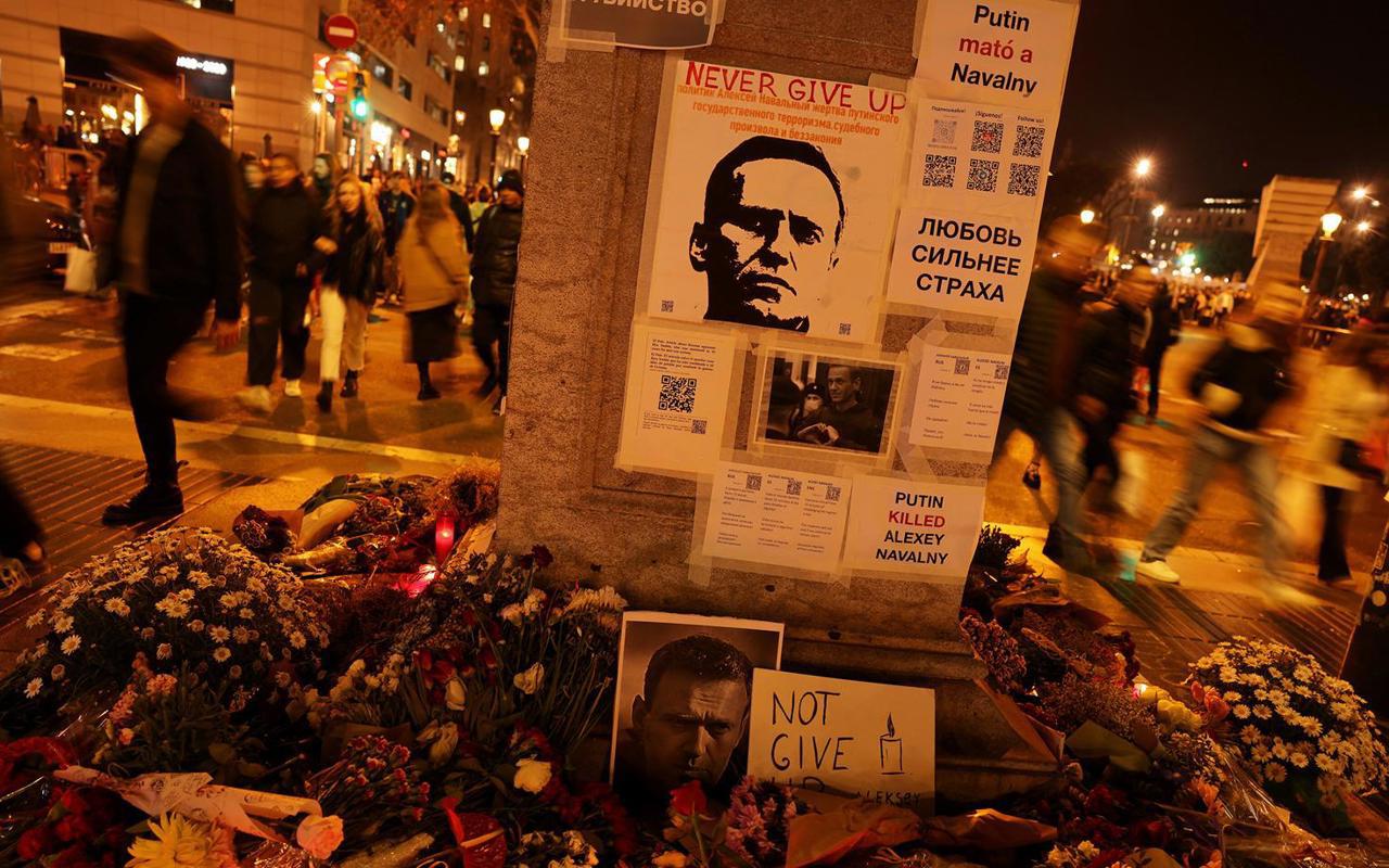 Похороны Алексея Навального проходят в Москве. Тысячи людей скандируют: "Не простим!"