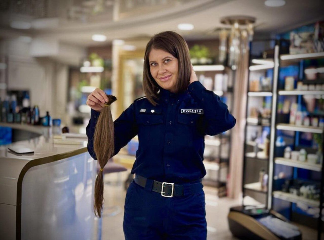 (ВИДЕО) Три сотрудницы полиции отдали свои волосы на парики для женщин с онкологией