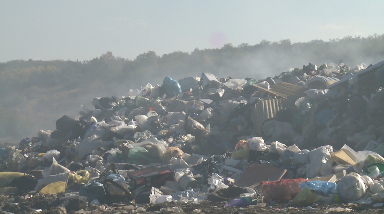 Fumul de la gunoiștea din Strășeni sufocă locuitorii orașului de mai multe zile