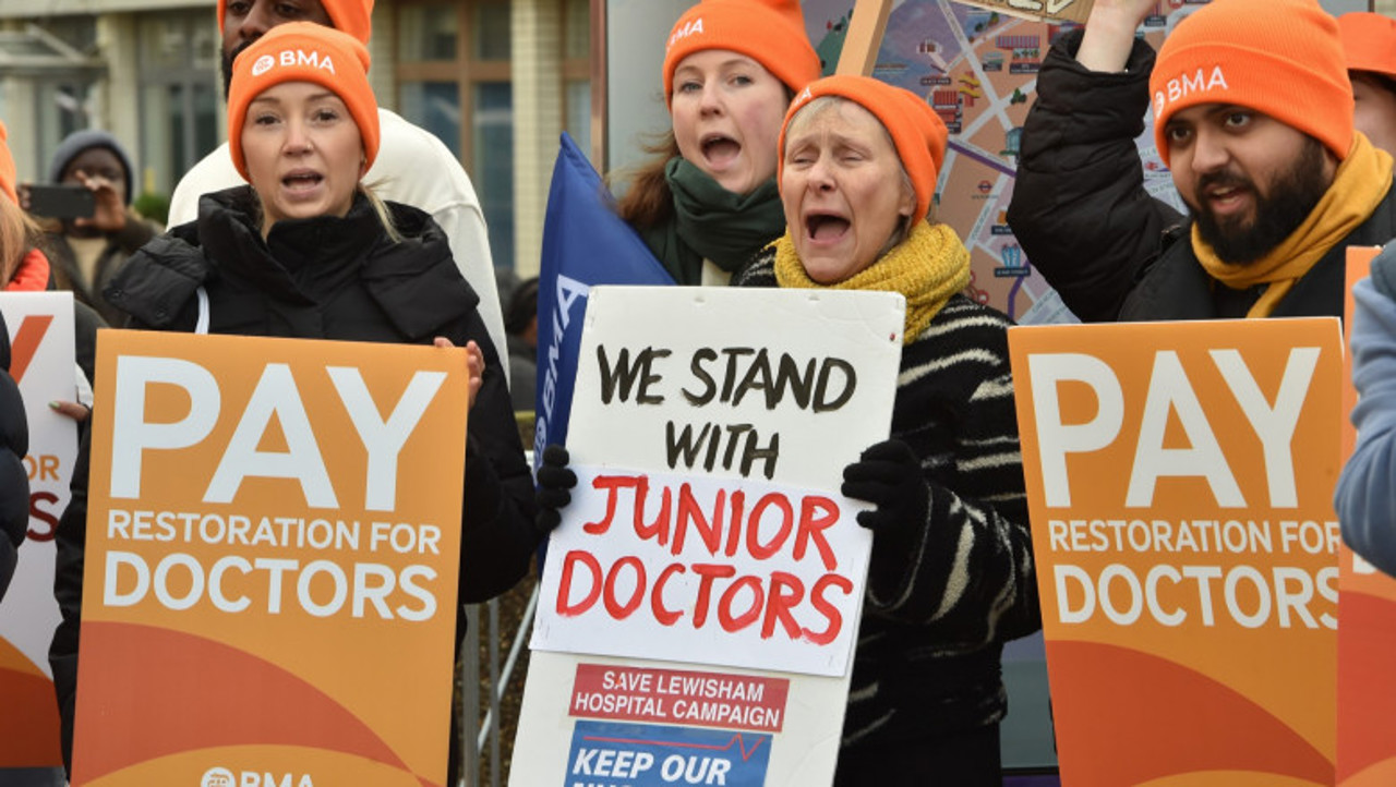 English doctors begin longest-ever NHS strike