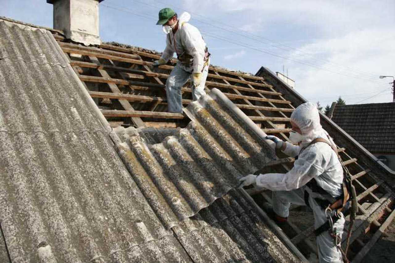 Deșeurile cu azbest, o problemă nerezolvată în R. Moldova. Depozitul specializat, abia din 2028