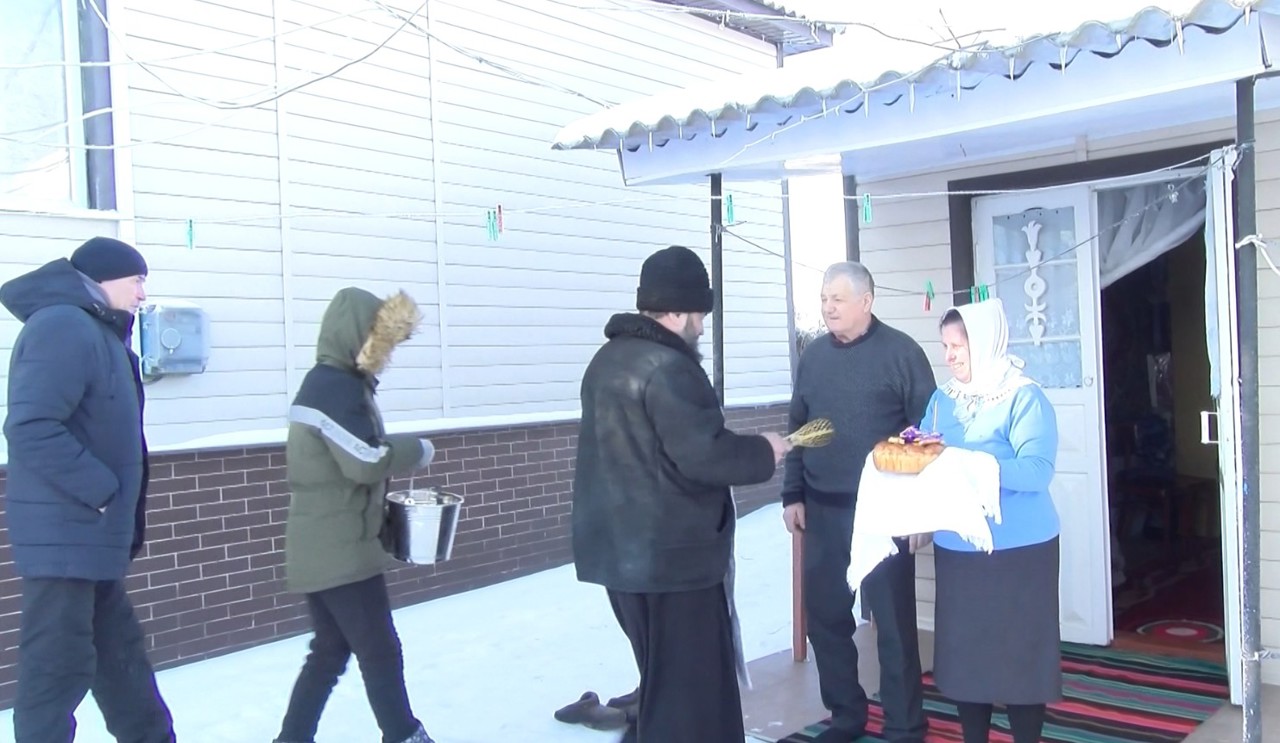 Tradiție prin localitățile rurale | Preoții au mers din casă în casă pentru a sfinți cu agheasmă  