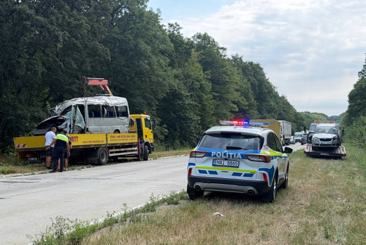 Victimele accidentului produs în apropiere de Strășeni, în stare stabilă. Unsprezece persoane rămân internate în spital