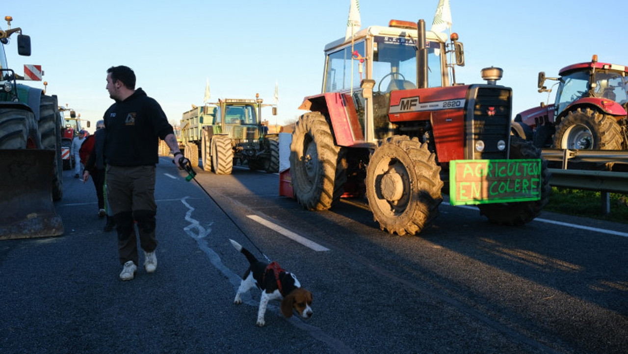 Farmers in South France  continue road convoy protests