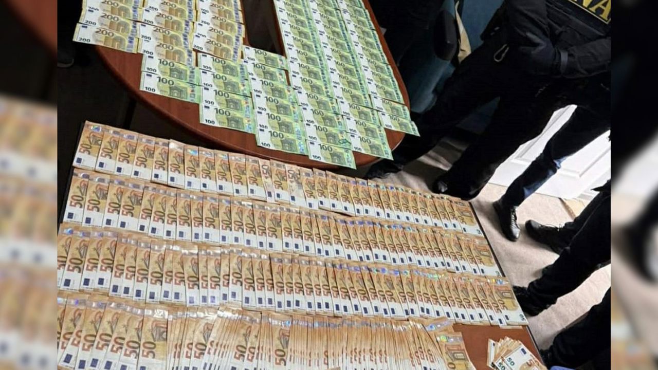 Patru bărbați, reținuți după ce au primit 40 de mii de euro ca să influențeze o decizie de judecată