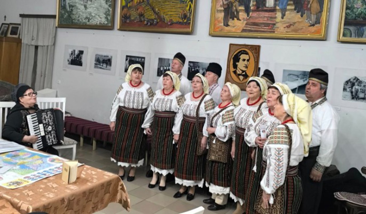 La Mereni, în muzeul din sat, pasiunea pentru artă unește localnici de toate vârstele și profesiile 