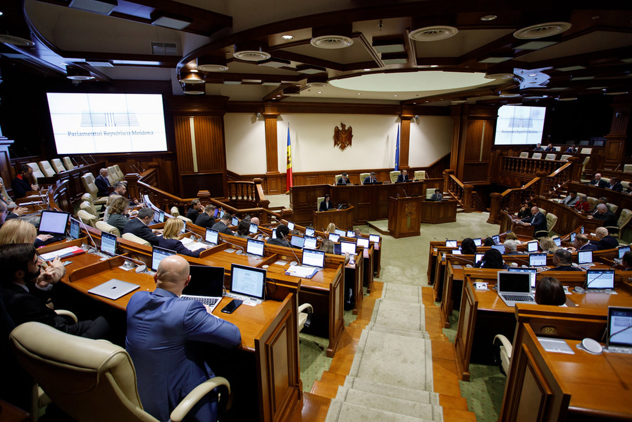 Parlamentul se întrunește în ședință. Demisia a doi deputați PAS, pe ordinea de zi