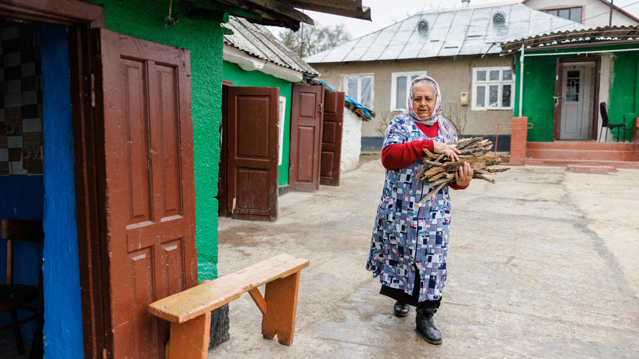 „Cu lemne mai mult ne încălzim”: Cum încearcă oamenii să facă față noilor scumpiri la gaze și căldură
