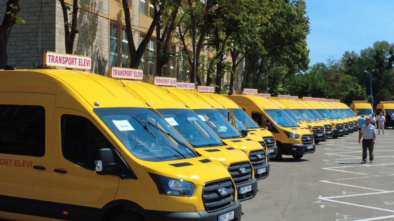 Microbuze noi pentru elevii din școlile reorganizate. Ministrul Perciun: „Încercăm să cumpărăm ce este mai bun pentru copiii noștri”