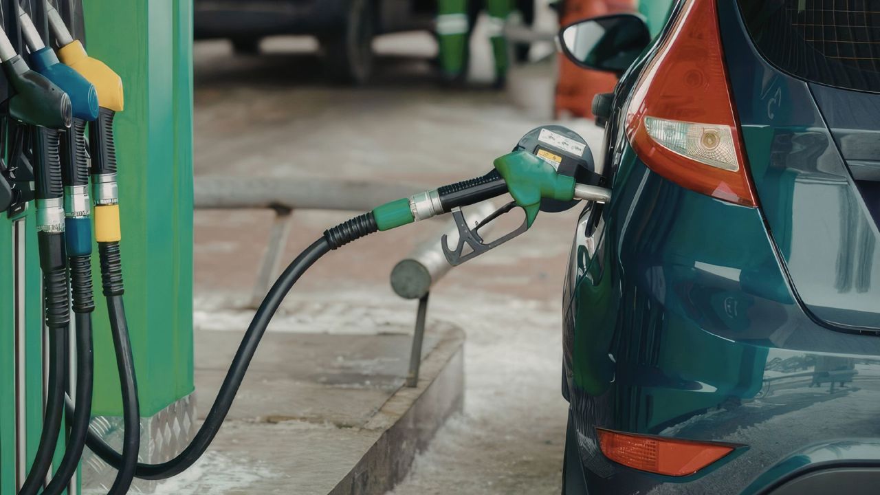 Șoferii vor plăti mai puțin: ANRE a publicat noile prețuri la carburanți