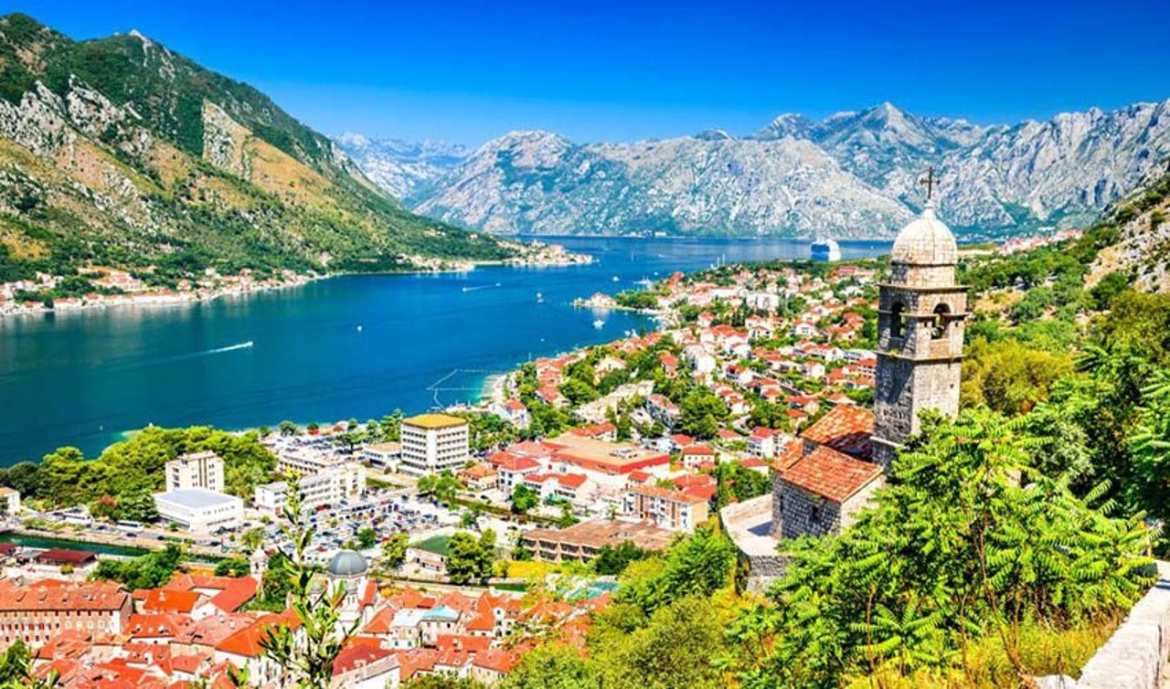 UE simplifică regulile pentru turiști: Mai puțină birocrație, rambursări în șase luni și protecție la insolvență