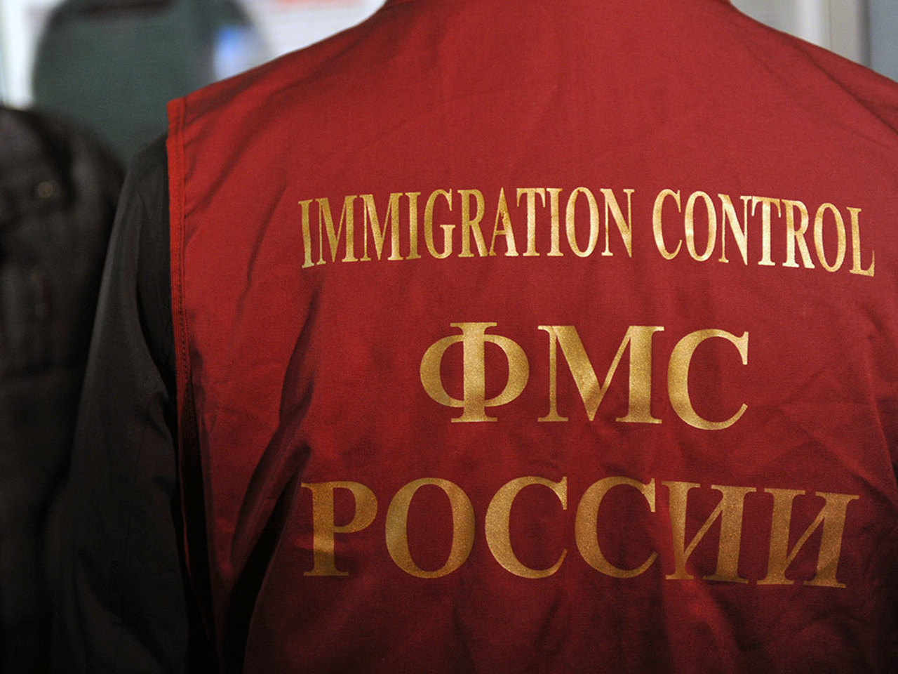 Experți: Decretul lui Putin pentru migranții moldoveni - o încercare de amestec în alegerile parlamentare 