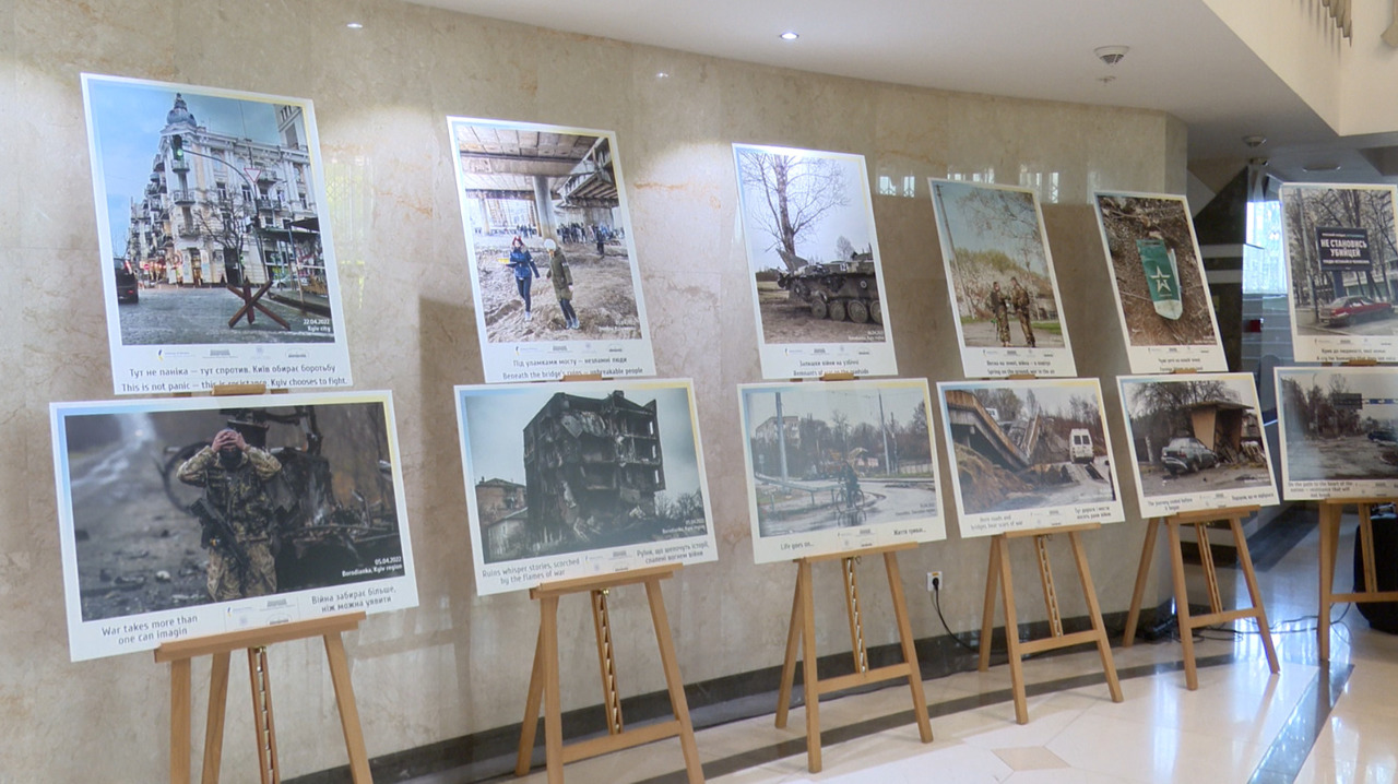 Fotografii din inima războiului: Parlamentul găzduiește expoziția „Neînfrânții”