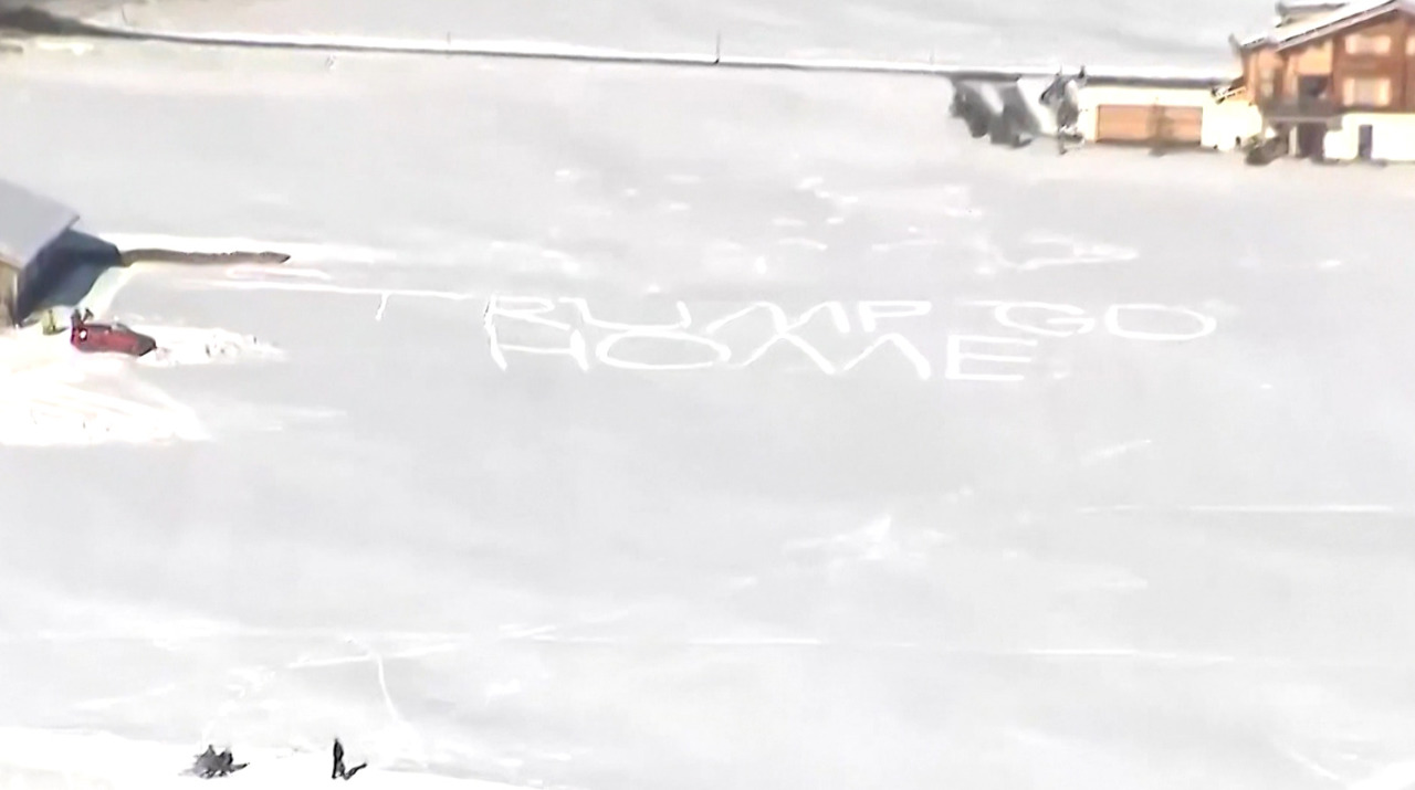 „Trump, pleacă acasă”, scris în zăpadă la Davos. Liderul american acritică UE și revendică Groenlanda