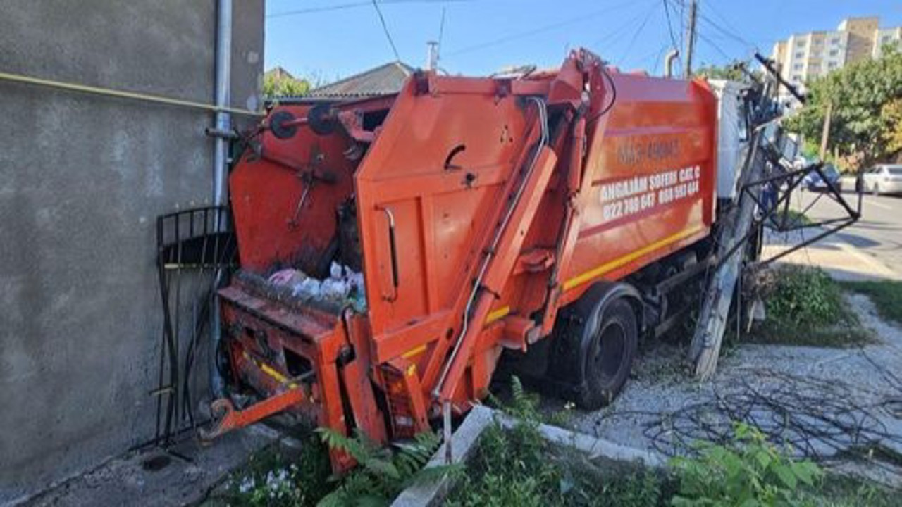 Accident cu implicarea unui camion de la „Autosalubritate” în Chișinău: Șoferului i s-ar fi făcut rău 