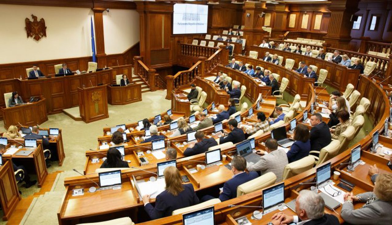 Parlamentul s-a reunit în ședință. Proiectul de lege privind pilotarea votului prin corespondență, pe ordinea de zi