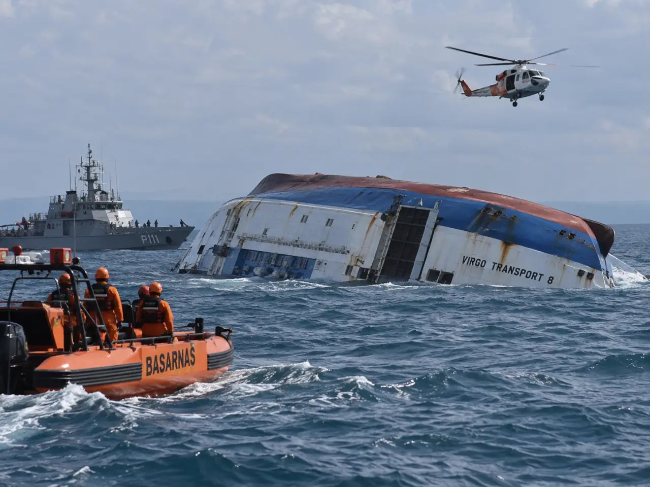 Valuri de trei metri au răsturnat o navă cu 243 de pasageri în Indonezia: Peste 600 de salvatori, în căutarea a 129 de oameni