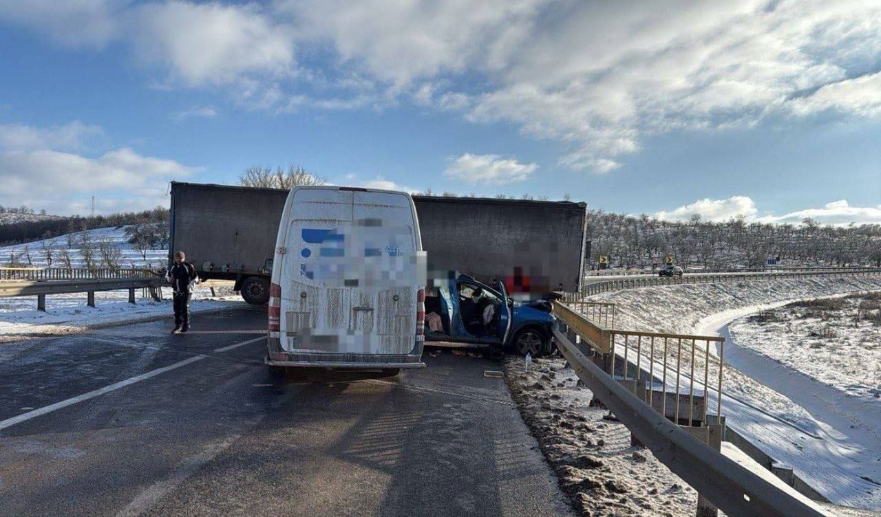 Accident în raionul Anenii Noi. Cinci persoane, printre care trei copii, au fost rănite