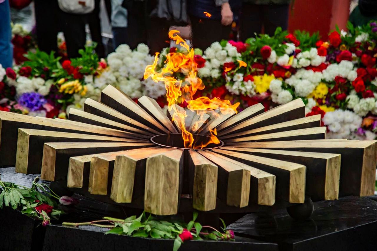 Commemoration of World War II victims: flower laying, march, and military meals