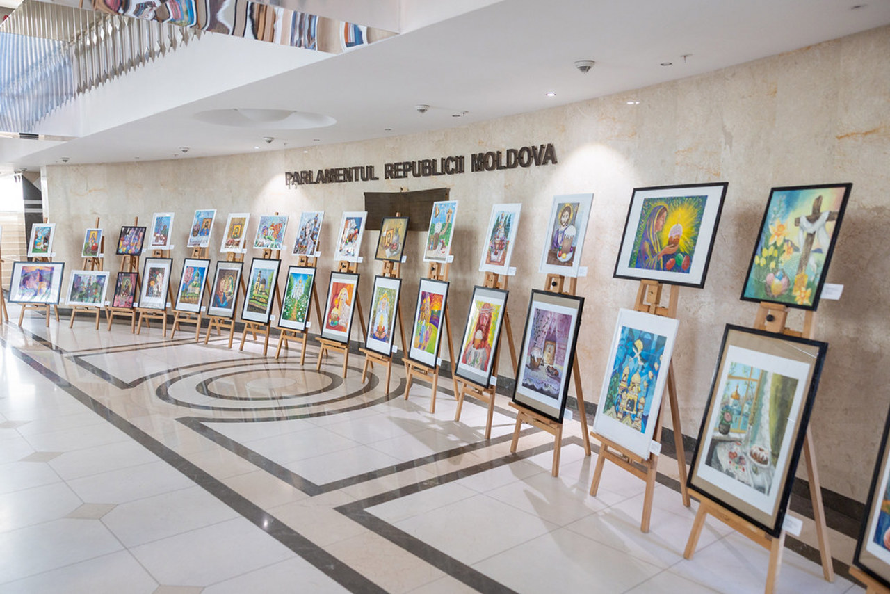 Moldovan and Romanian students unite for Easter art exhibition in Chisinau