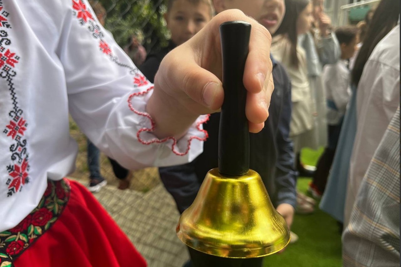Emoții mari pentru copii și părinți. Ultimul sunet de clopoțel se desfășoară în instituțiile de învățământ general