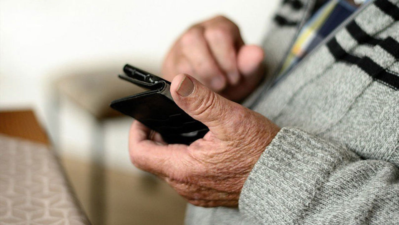 Încă o victimă a escrocilor: Un bărbat de 75 de ani a rămas fără economii după un apel fals de la „cyiber-poliție” 