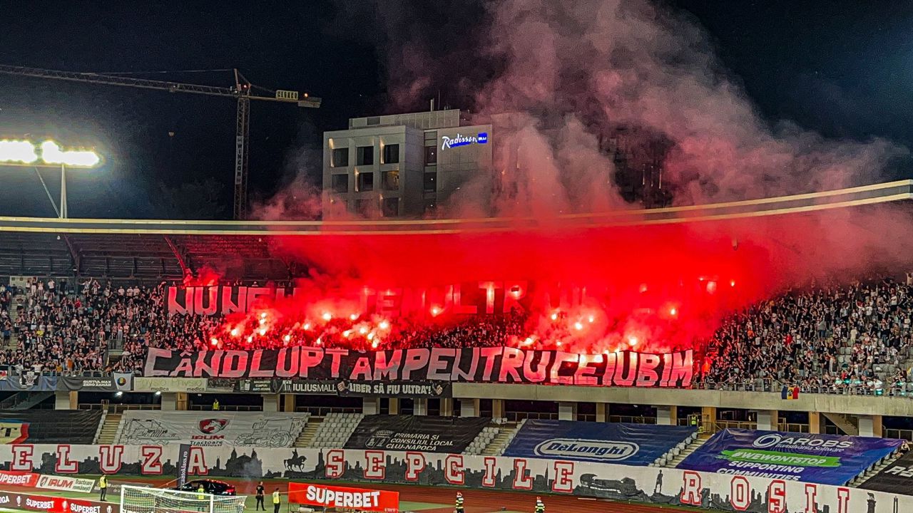 Atmosferă feerică pe Cluj Arena! Suporterii au făcut spectacol în tribune: "Am probleme cu mândruța acasă. Mă întreabă ce caut pe stadioane."