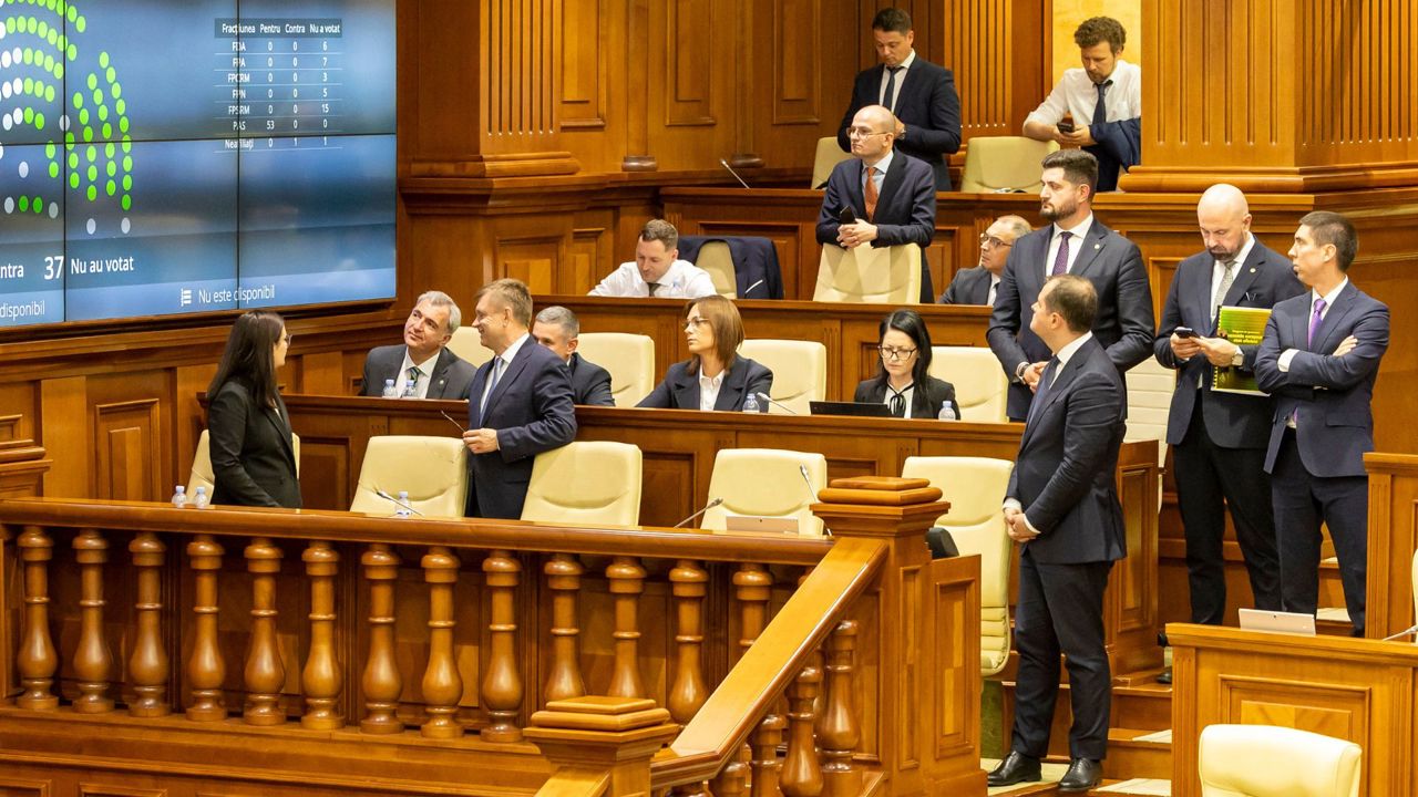 Moldovan PM Tofan takes office as Socialist leader abstains