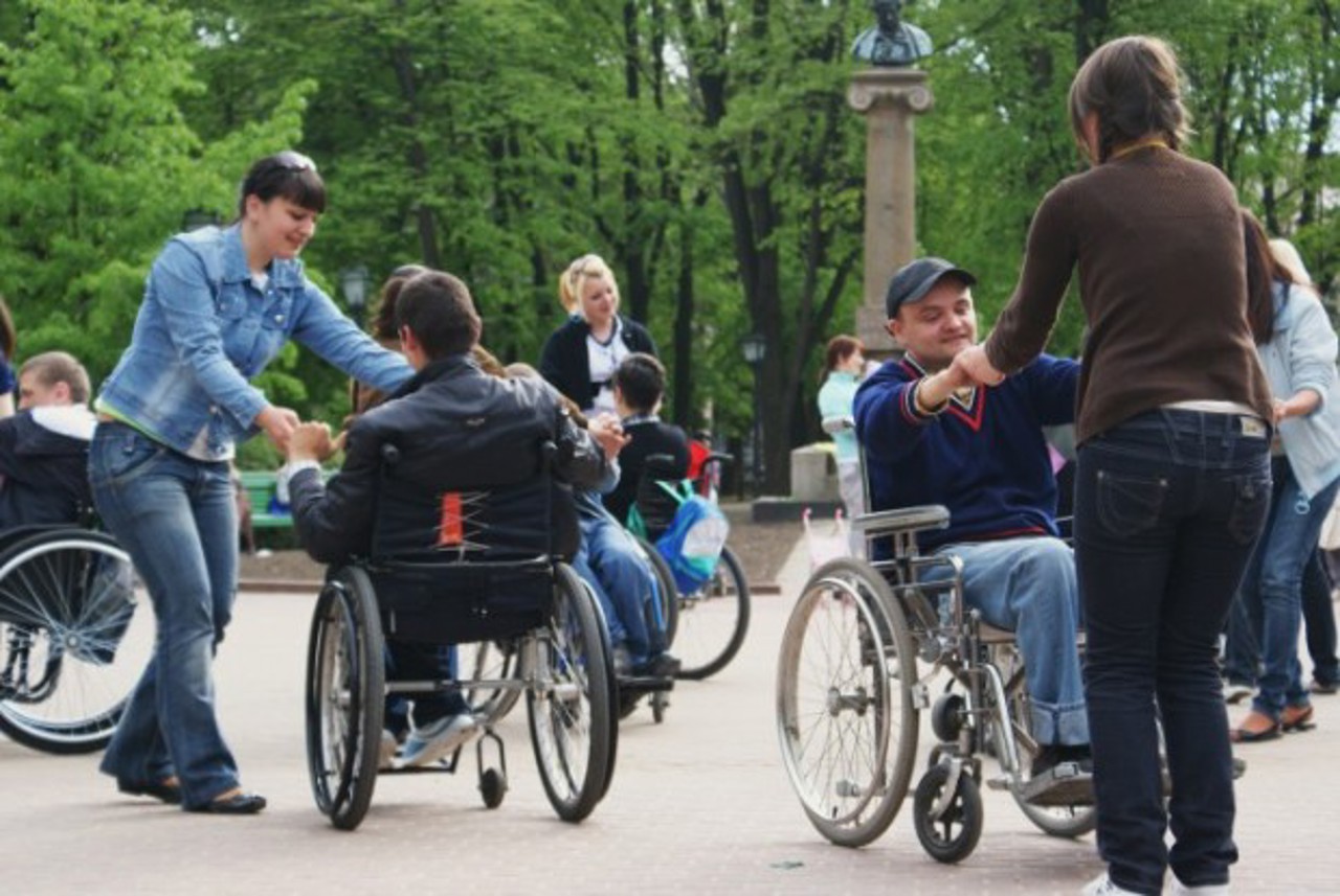 Noi drepturi pentru persoanele cu dizabilități severe din copilărie. Guvernul susține cumularea pensiilor